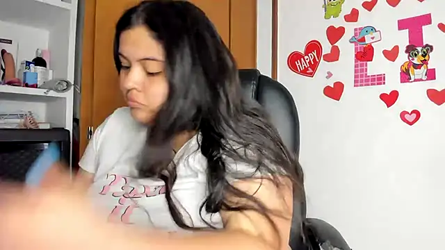 Snapshot of lizzie_c chatting on 02-21-25, 07:32 lizzie c online show from 02-21-25, 07:32