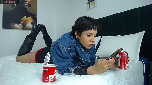 Snapshot of AbrilSonne chatting on 11-28-25, 10:23 AbrilSonne online show from 11-28-25, 10:23