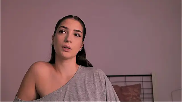 Snapshot of Naalani chatting on 10-13-25, 06:13 Naalani online show from 10-13-25, 06:13