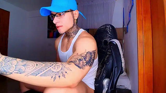 Snapshot of DennisWalkerr chatting on 12-19-25, 10:39 DennisWalkerr online show from 12-19-25, 10:39