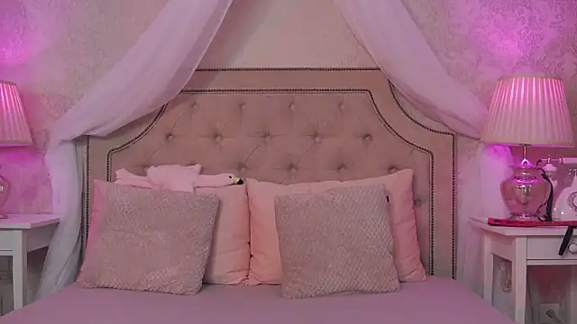 Snapshot of SashaMeow chatting on 10-17-25, 04:20 SashaMeow online show from 10-17-25, 04:20