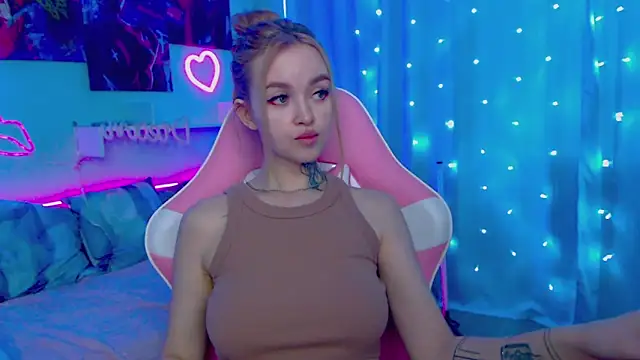 Snapshot of Naughty_Mable chatting on 02-15-25, 04:03 Naughty Mable online show from 02-15-25, 04:03