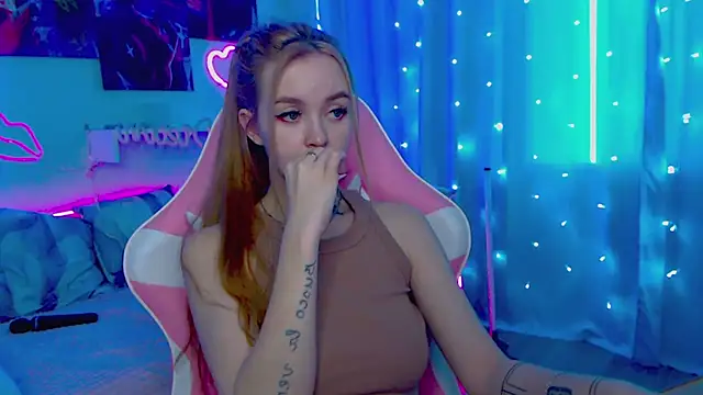 Snapshot of Naughty_Mable chatting on 02-15-25, 07:06 Naughty Mable online show from 02-15-25, 07:06