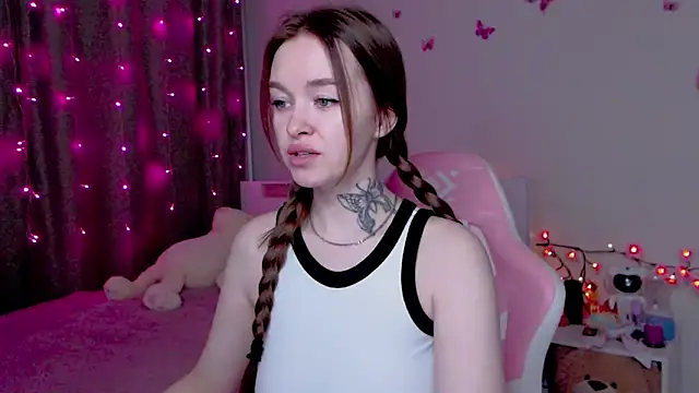 Snapshot of Naughty_Mable chatting on 11-04-25, 12:21 Naughty Mable online show from 11-04-25, 12:21