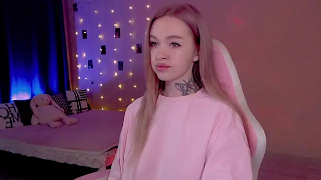 Snapshot of Naughty_Mable chatting on 06-18-26, 01:28 Naughty Mable online show from 06-18-26, 01:28