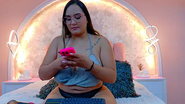 Snapshot of MiaLaurents chatting on 11-10-25, 04:44 MiaLaurents online show from 11-10-25, 04:44