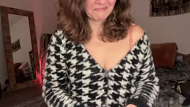 Snapshot of leahsparkles chatting on 12-18-25, 02:50 leahsparkles online show from 12-18-25, 02:50