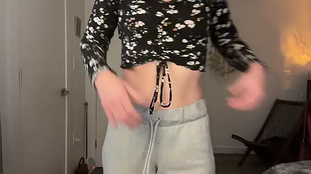 Snapshot of leahsparkles chatting on 02-18-26, 02:46 leahsparkles online show from 02-18-26, 02:46