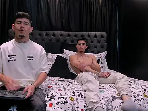 Snapshot of hell_twink chatting on 02-15-26, 09:11 hell twink online show from 02-15-26, 09:11