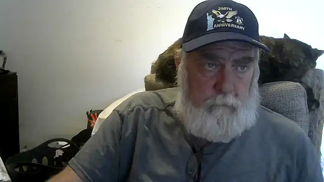 Snapshot of viejo_oso chatting on 04-19-26, 08:22 viejo oso online show from 04-19-26, 08:22