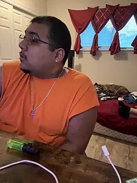 Snapshot of cloudy_couple444 chatting on 12-23-24, 10:33 cloudy couple444 online show from 12-23-24, 10:33