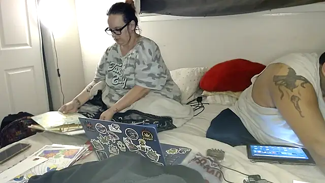 Snapshot of cloudy_couple444 chatting on 11-30-25, 08:51 cloudy couple444 online show from 11-30-25, 08:51