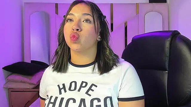 Snapshot of IsabellRodriguez18 chatting on 04-04-26, 02:54 IsabellRodriguez18 online show from 04-04-26, 02:54