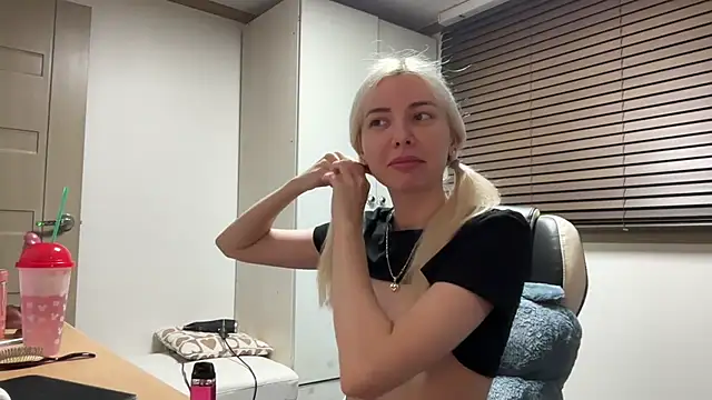 Snapshot of yunasuka chatting on 01-06-25, 09:19 yunasuka online show from 01-06-25, 09:19