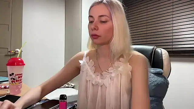 Snapshot of yunasuka chatting on 01-09-25, 12:09 yunasuka online show from 01-09-25, 12:09