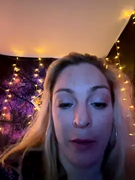 Snapshot of kayNkris chatting on 10-23-25, 06:45 kayNkris online show from 10-23-25, 06:45