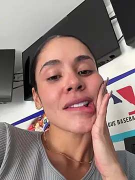 Snapshot of Karol_Towers chatting on 01-15-25, 03:07 Karol Towers online show from 01-15-25, 03:07