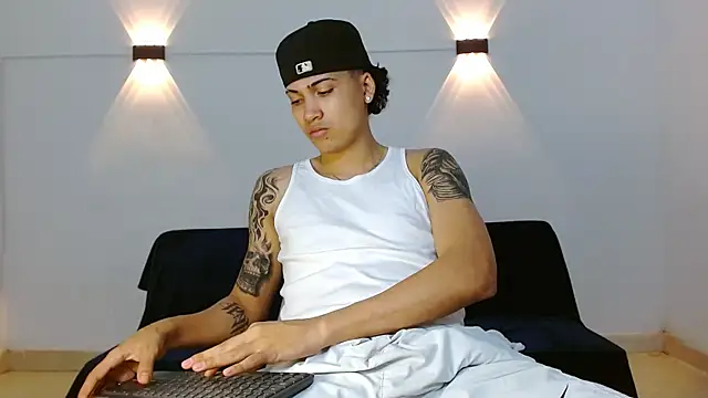 Snapshot of Br4ndxpimm chatting on 12-19-25, 02:02 Br4ndxpimm online show from 12-19-25, 02:02