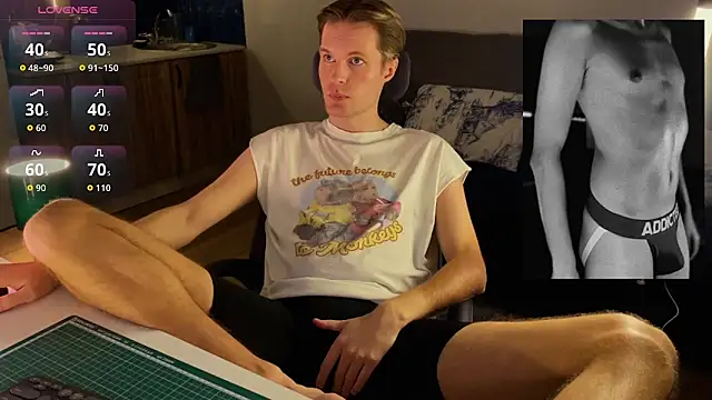 Snapshot of Leonnextdoor chatting on 02-11-26, 01:27 Leonnextdoor online show from 02-11-26, 01:27