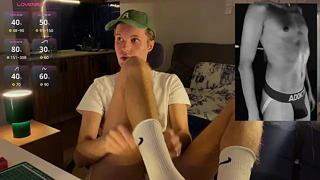 Snapshot of Leonnextdoor chatting on 02-14-26, 09:22 Leonnextdoor online show from 02-14-26, 09:22