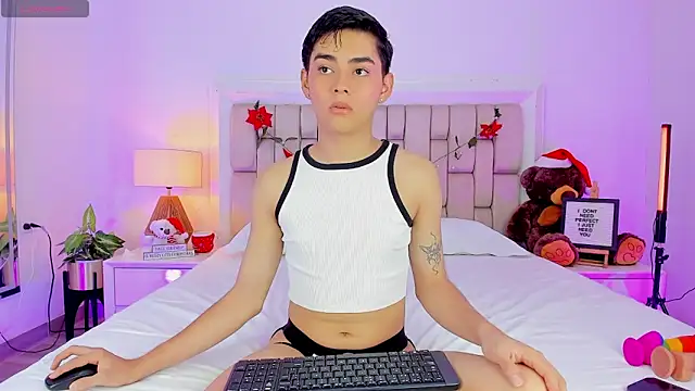 Snapshot of Maxi_little chatting on 12-18-25, 08:26 Maxi little online show from 12-18-25, 08:26