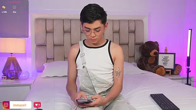 Snapshot of Maxi_little chatting on 01-05-26, 10:24 Maxi little online show from 01-05-26, 10:24