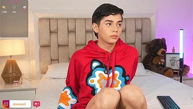 Snapshot of Maxi_little chatting on 01-15-26, 09:29 Maxi little online show from 01-15-26, 09:29