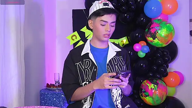 Snapshot of Maxi_little chatting on 03-01-26, 08:00 Maxi little online show from 03-01-26, 08:00