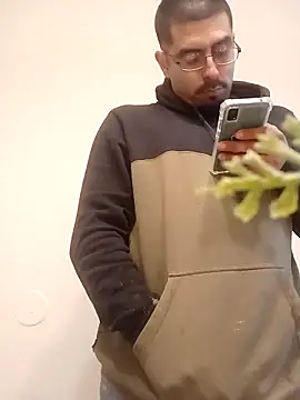 Snapshot of k1oudE chatting on 03-18-25, 03:42 k1oudE online show from 03-18-25, 03:42