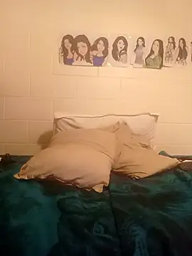 Snapshot of k1oudE chatting on 09-30-25, 03:22 k1oudE online show from 09-30-25, 03:22