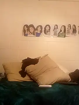 Snapshot of k1oudE chatting on 10-06-25, 05:16 k1oudE online show from 10-06-25, 05:16