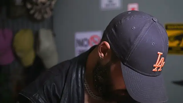 Snapshot of HairyRobxxx chatting on 11-19-25, 04:29 HairyRobxxx online show from 11-19-25, 04:29