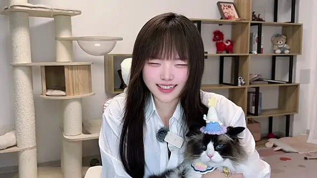 Snapshot of Chenjing0 chatting on 05-16-26, 12:15 Chenjing0 online show from 05-16-26, 12:15