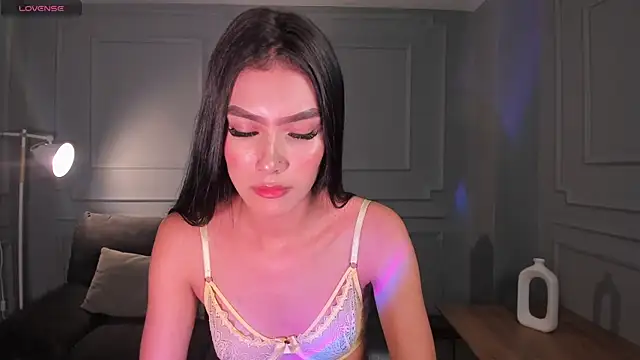 NiaSalvatore online show from 03-06-25, 10:15