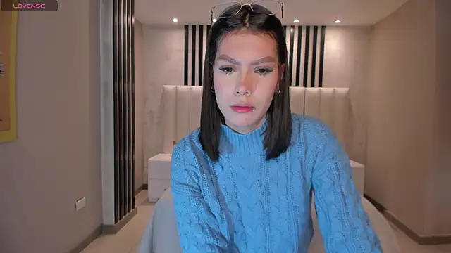 NiaSalvatore online show from 10-13-25, 11:10