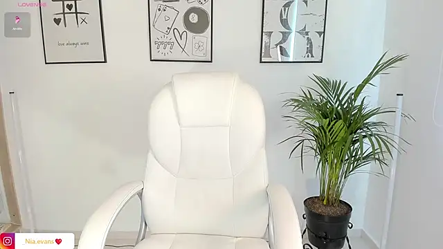 NiiaEvanss online show from 03-12-25, 08:41