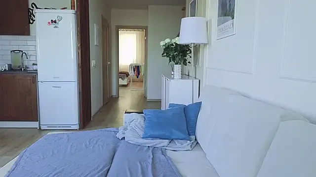 Snapshot of KristineEsme chatting on 10-26-25, 04:51 KristineEsme online show from 10-26-25, 04:51