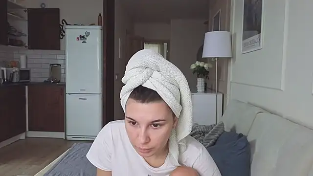 Snapshot of KristineEsme chatting on 10-30-25, 04:47 KristineEsme online show from 10-30-25, 04:47