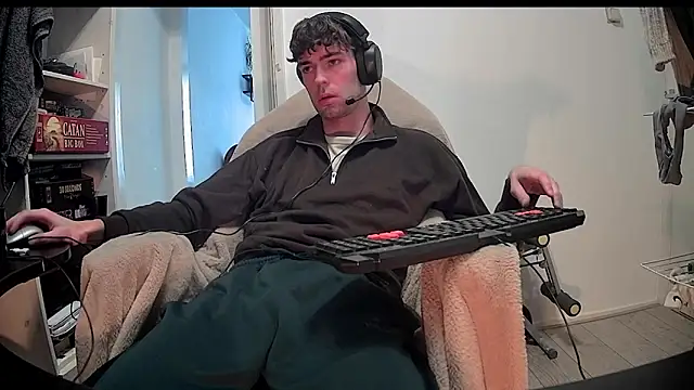 onesieboyx online show from 01-31-25, 10:20