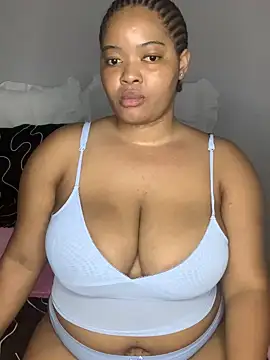 Snapshot of sexytinashe21 chatting on 10-17-25, 08:33 sexytinashe21 online show from 10-17-25, 08:33