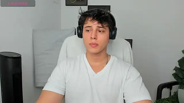 Snapshot of Thom_Ohtani chatting on 03-07-25, 02:04 Thom Ohtani online show from 03-07-25, 02:04