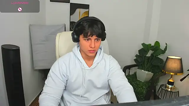 Snapshot of Thom_Ohtani chatting on 03-10-25, 01:23 Thom Ohtani online show from 03-10-25, 01:23