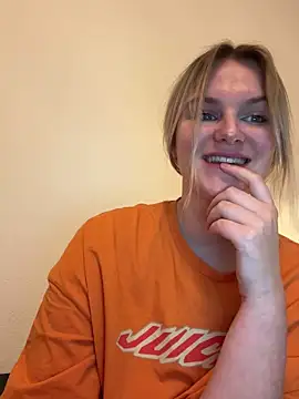 Snapshot of shiny_bunnyyy chatting on 01-05-25, 09:03 shiny bunnyyy online show from 01-05-25, 09:03