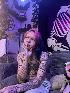 Snapshot of trashbrat chatting on 04-28-26, 02:27 trashbrat online show from 04-28-26, 02:27