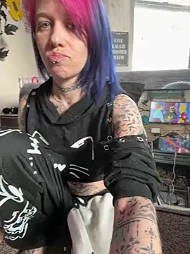 Snapshot of trashbrat chatting on 06-06-26, 10:25 trashbrat online show from 06-06-26, 10:25