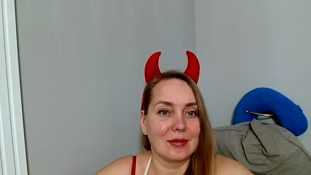 Snapshot of Lolawhite8 chatting on 03-18-25, 08:15 Lolawhite8 online show from 03-18-25, 08:15