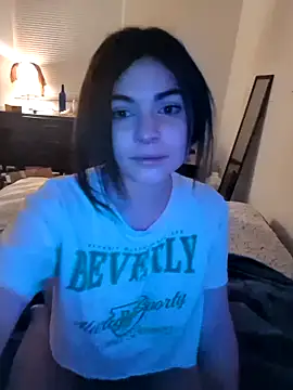 Snapshot of makemesmiley chatting on 12-18-25, 10:32 makemesmiley online show from 12-18-25, 10:32