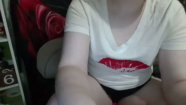 Snapshot of AverageRose chatting on 06-18-26, 12:44 AverageRose online show from 06-18-26, 12:44