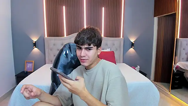 Tommy18   online show from 11-20-25, 03:28