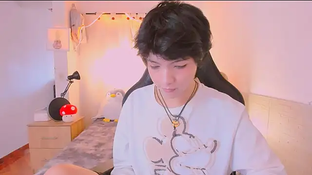 AllanYong18 online show from 04-10-26, 01:27